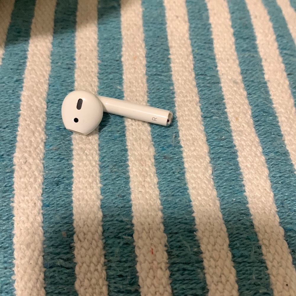Apple EarPod 2nd generation A2032 Right Only